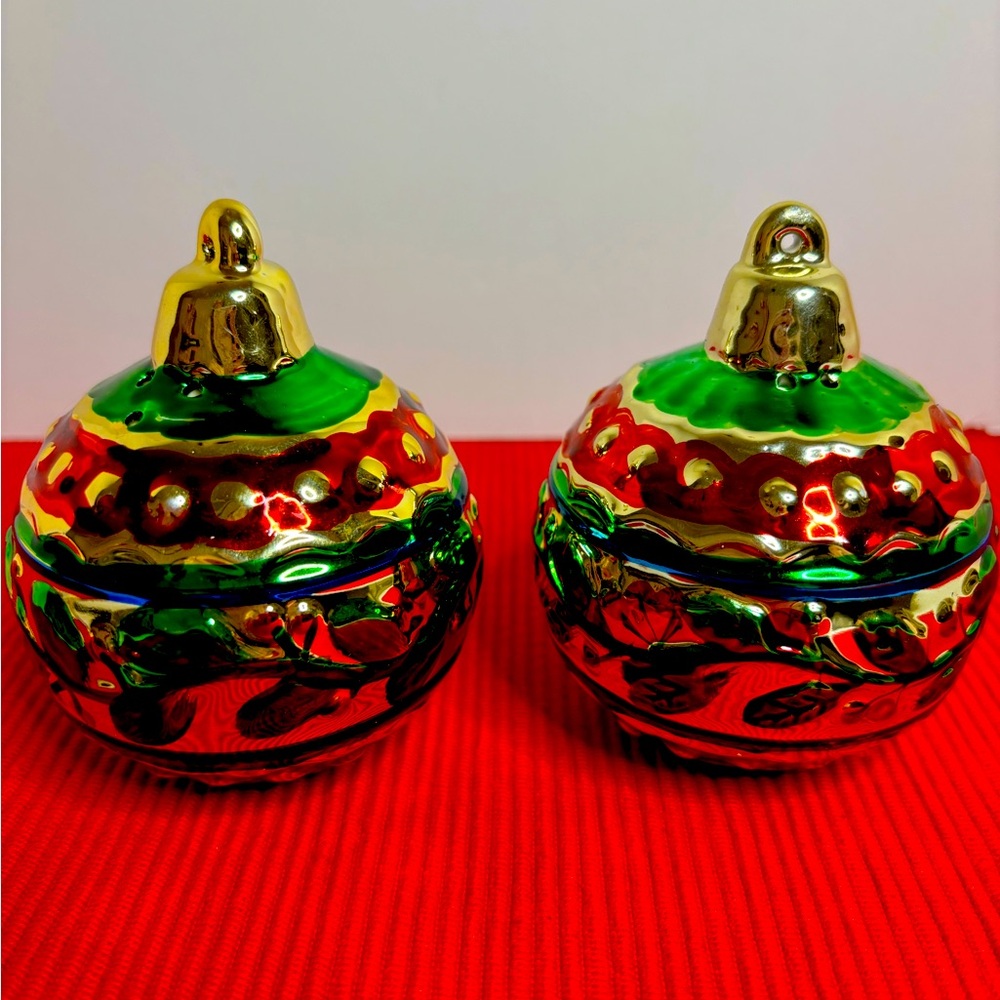 Style-Eyes by Baum Bros  Christmas Salt and Pepper Shakers